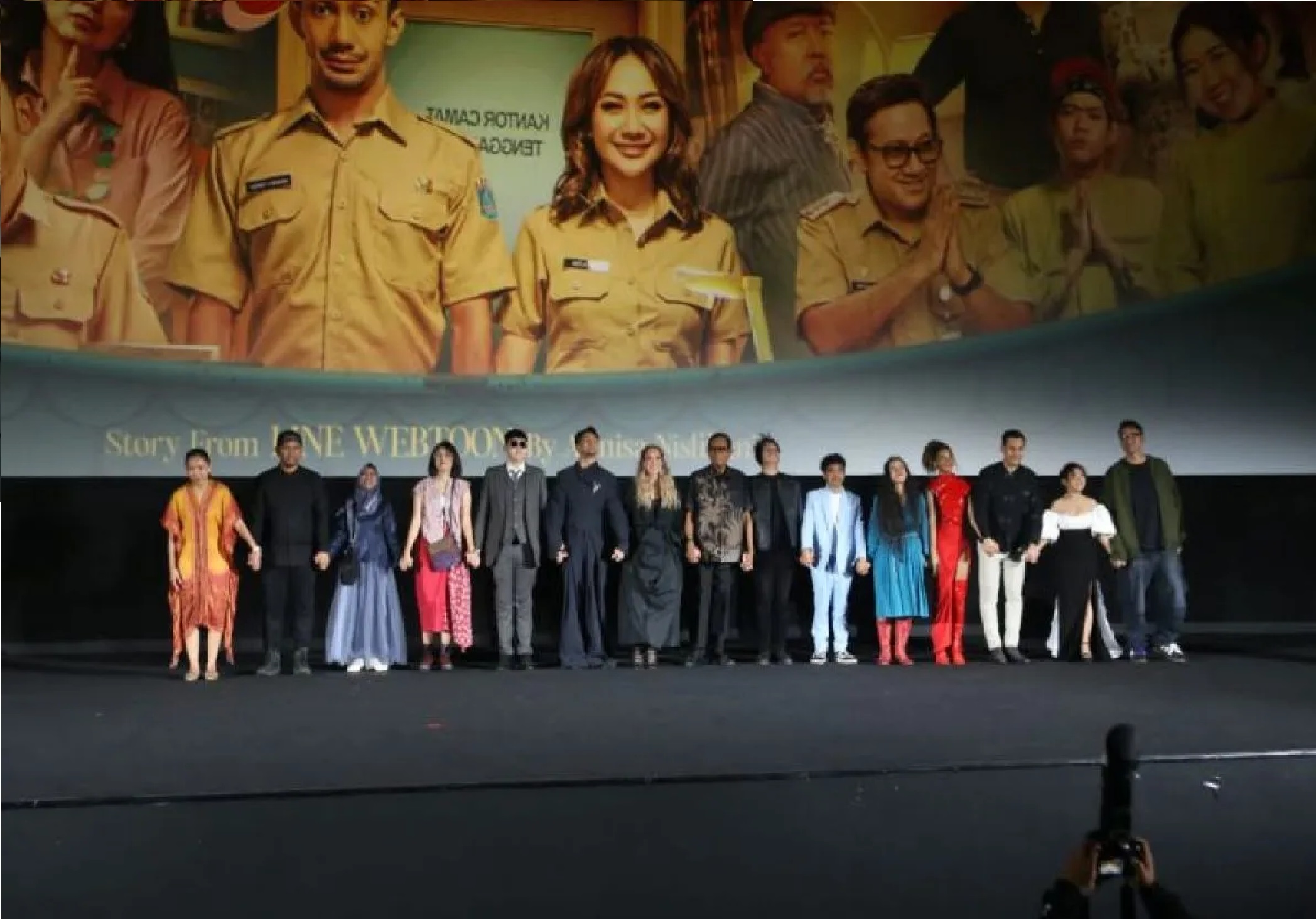 Jajaran pemain dan tim produksi film komedi romantis terbaru "Pasutri Gaje" saat menghadiri penayangan perdana film ini di Jakarta pada Sabtu (3/2). (ANTARA/HO-Falcon Pictures) - Image