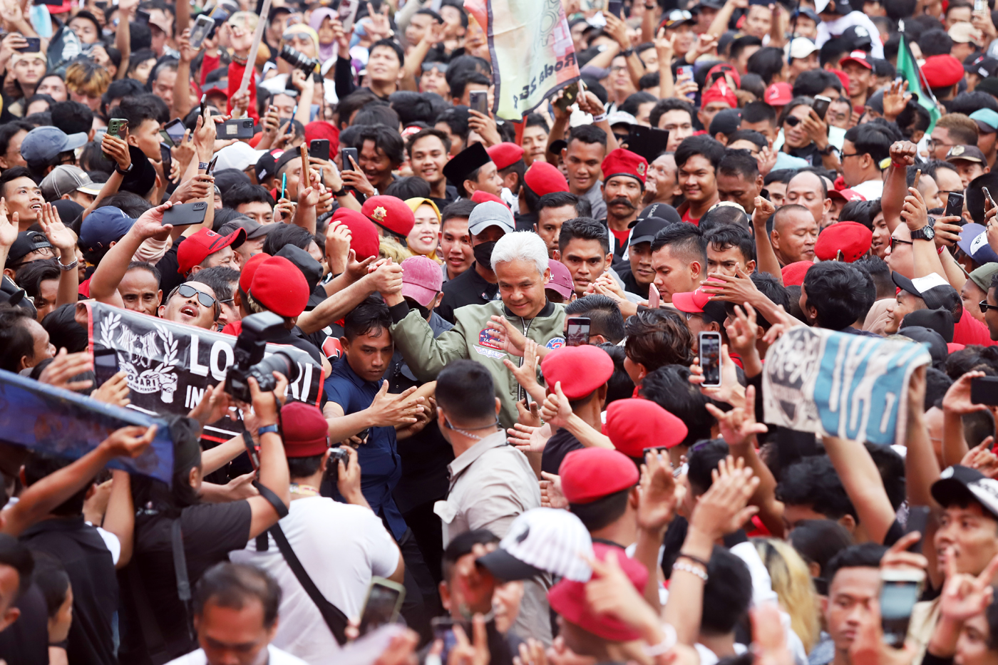 Calon presiden nomor urut 3 Ganjar Pranowo menyampaikan orasi politiknya di depan ratusan ribu relawan dan simpatisan saat kampanye akbar terbuka di Stadion Utama Gelora Bung Karno (SUGBK), Senayan, Jakarta, Sabtu (3/2/2024). - Image