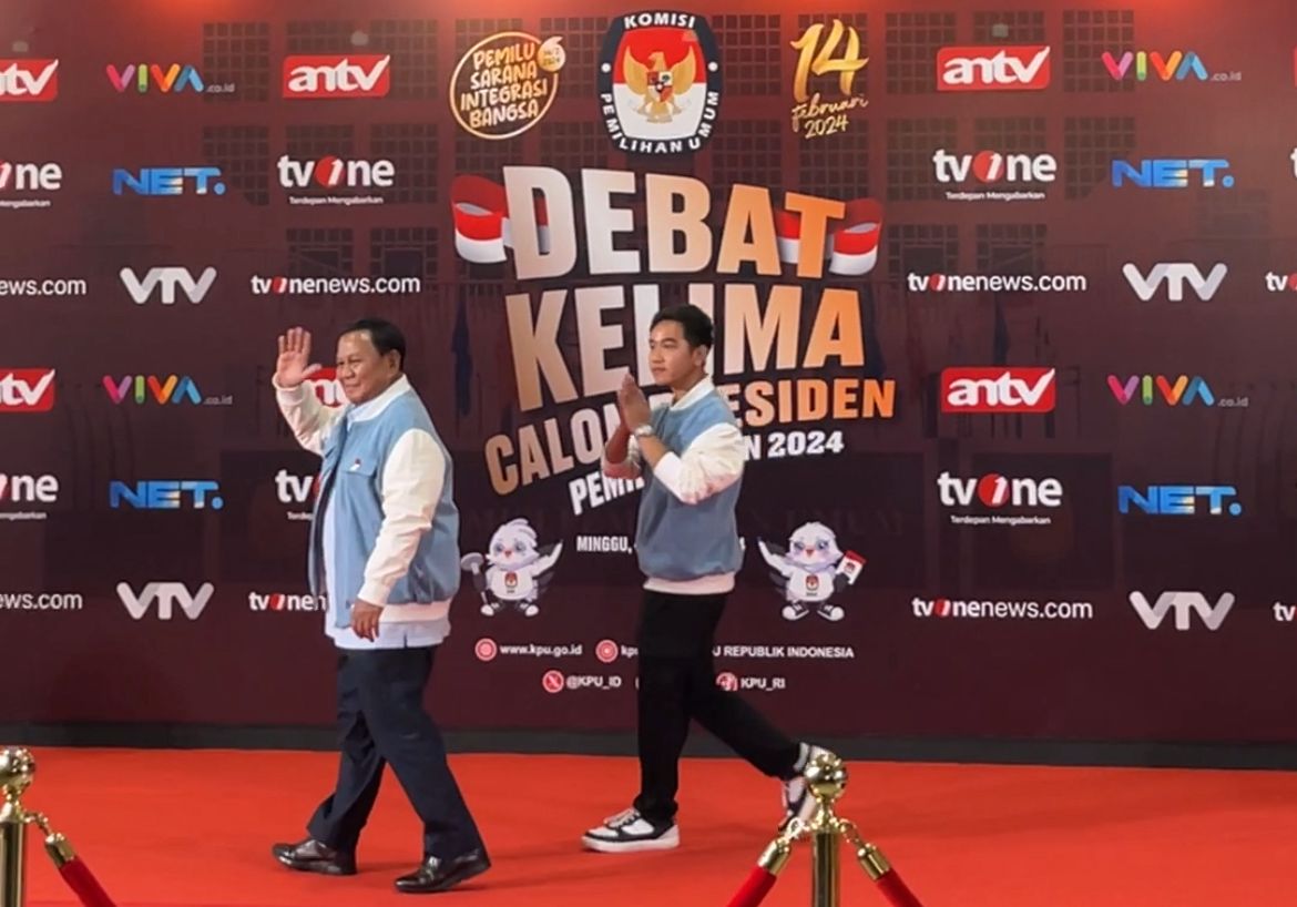 Prabowo Subianto dan Gibran Rakabuming Raka tiba di acara debat terakhir Pilpres 2024, Minggu (4/2). - Image