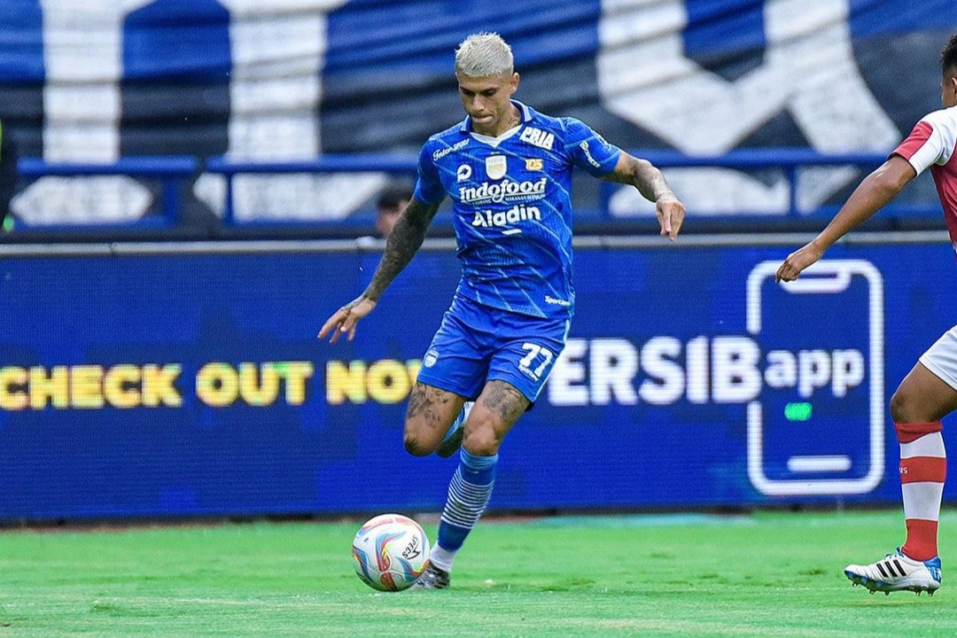 Aksi Ciro Alves saat Persib Bandung menjamu Persis Solo, Minggu (4/2) sore WIB. - Image