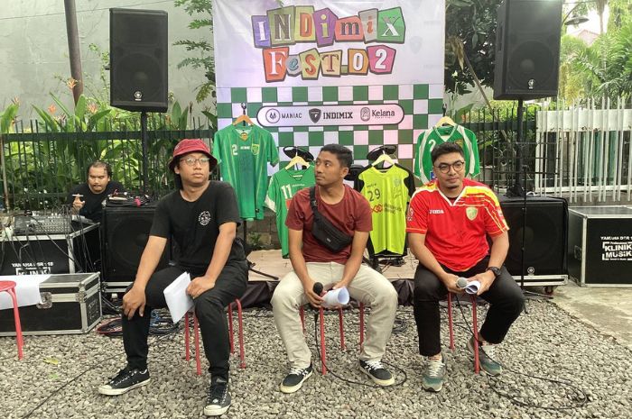 MELINTASI RUANG DAN WAKTU: Indimix Fest mengangkat tema Jersey Persebaya Surabaya untuk menggali kembali informasi unik dari ‘baju perang’ Persebaya dari waktu ke waktu. - Image