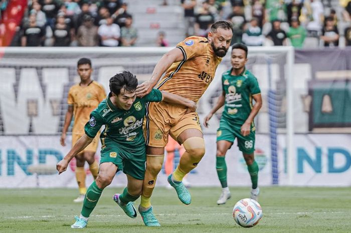 IMBANG: M. Iqbal ketika berduel dengan Matias Mier, skor kacamata menutup laga babak pertama. (Persebaya) - Image