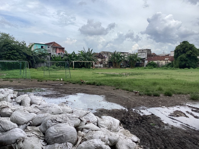 PAHAMI SEJARAH: Menelusuri jejak lapangan sepak bola Pacar Keling (PJKA) yang jadi lapangan pertama milik Bumiputera di Kota Surabaya. (Moch. Rizky Pratama Putra/JawaPos.com) - Image