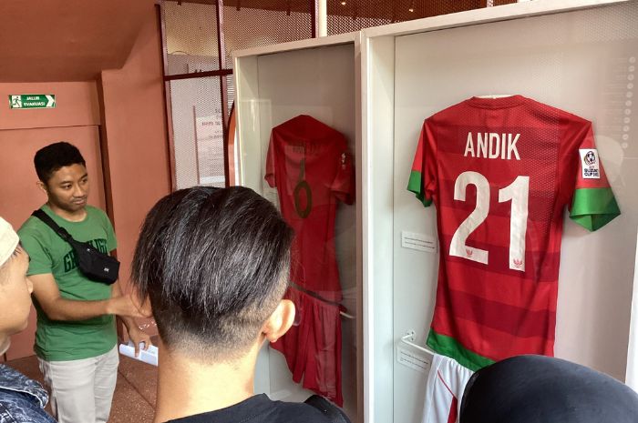 MELACAK SEJARAH: Peserta Babad Balbalan Suroboyo ketika menelusuri jejak sejarah olahraga di Kota Surabaya yang tersusun rapi di Museum Olahraga Surabaya. (Moch. Rizky Pratama Putra/JawaPos.com) - Image