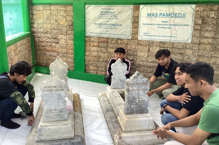 MENELUSURI JEJAK: Peserta Babad Balbalan Suroboyo menelusuri jejak tokoh penting Kota Surabaya dan Persibaja, M. Pamoedji di makamnya, Karang Tembok, Simokerto, Kota Surabaya. - Image