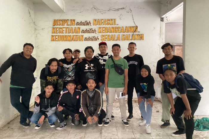 PELOPOR: Peserta Babad Balbalan Suroboyo ketika mengunjungi Wisma Persebaya yang sekarang rusak dan terbengkalai dan hanya menyisakan kepingan masa lalu. (Moch. Rizky Pratama Putra/JawaPos.com) - Image