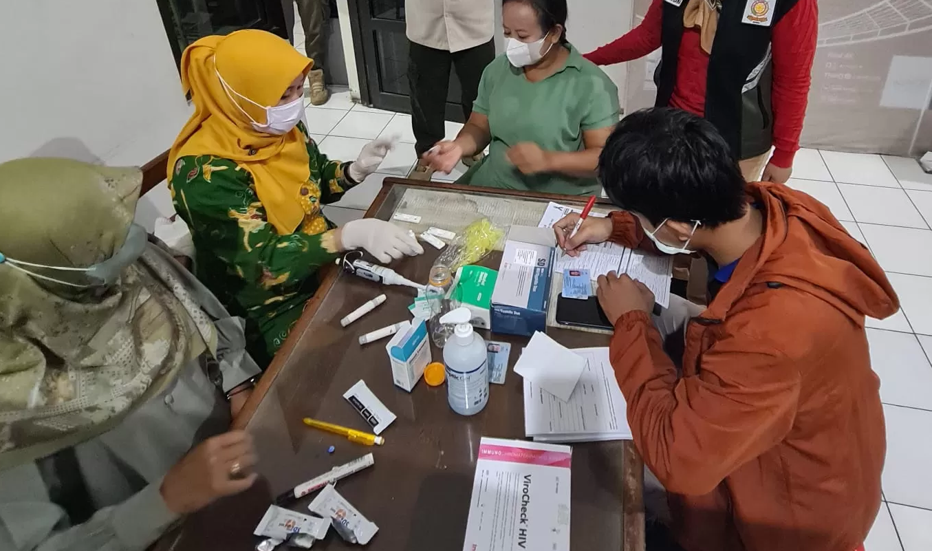 Satpol PP dan Dinkes Gresik melakukan pengecekan darah terhadap para PSK yang berhasil diamankan untuk mengetahui apakah mereka terjangkit HIV/AIDS atau tidak. - Image