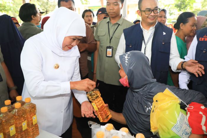 Gubernur Khofifah Indar Parawansa gelar pasar murah di SMAN 5 Taruna Brawijaya Kota Kediri. - Image