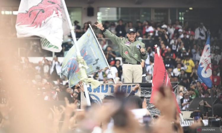 Calon presiden nomor urut 3 Ganjar Pranowo melambaikan tangannya ke arah relawan dan simpatisan saat kampanye akbar di Stadion Utama Gelora Bung Karno. - Image