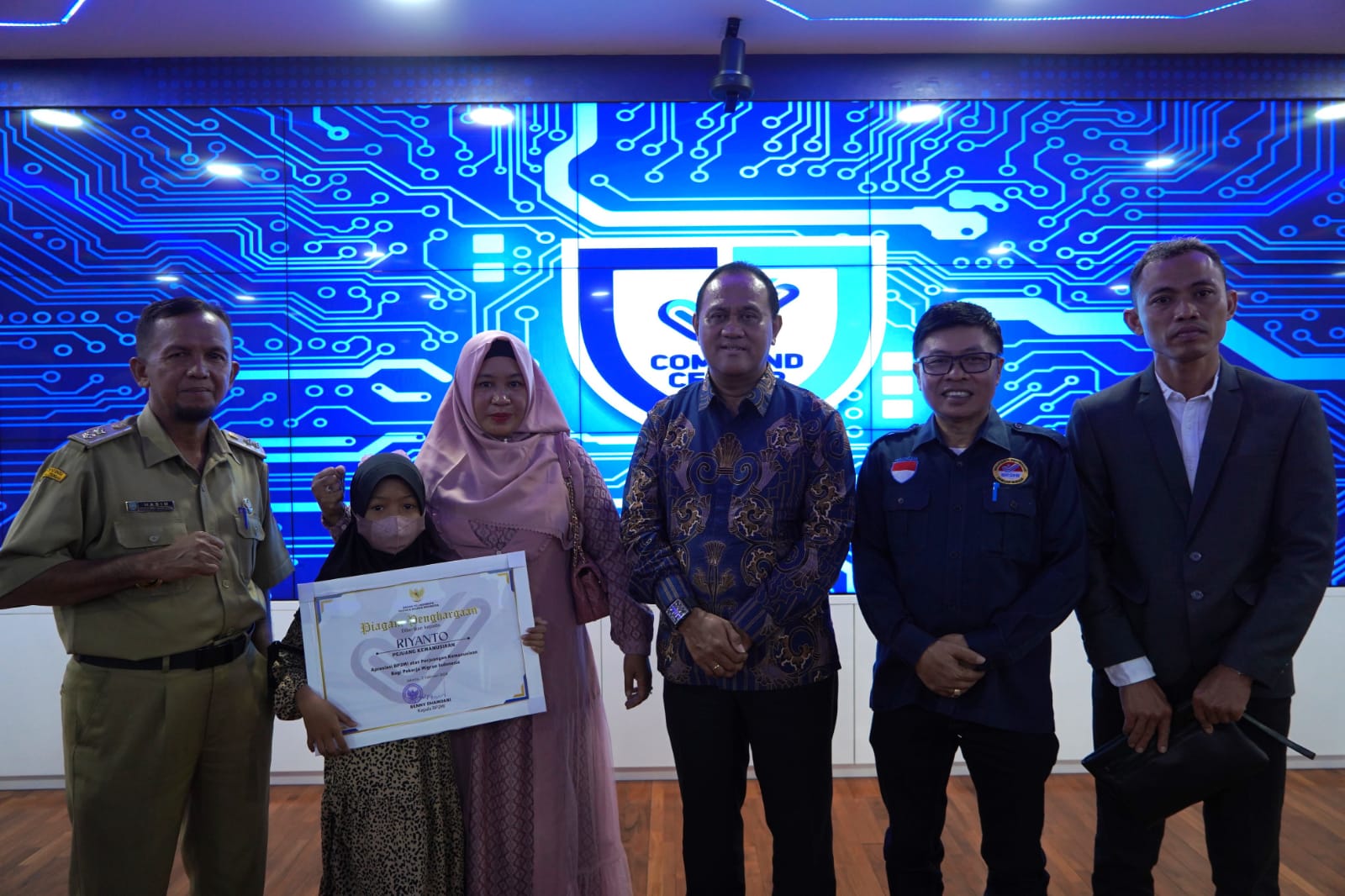 Seorang PMI bernama Riyanto diganjar penghargaan dari BP2MI setelah menyelamatkan seorang warga Korea Selatan yang nyaris tenggelam. - Image