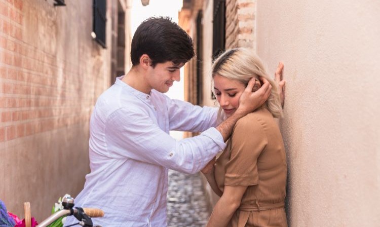Cinta pandangan pertama. (Freepik) - Image