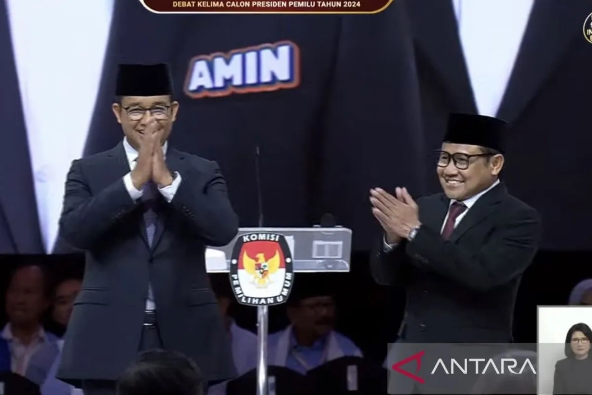Pasangan capres-cawapres nomor urut 1 Anies Baswedan dan Muhaimin Iskandar dalam debat kelima capres pada Minggu (4/2) malam. - Image