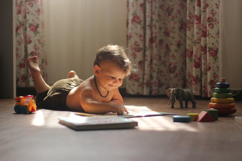 Ciri-ciri anak introvert salah satunya adalah asyik bermain sendiri (Pixabay) - Image