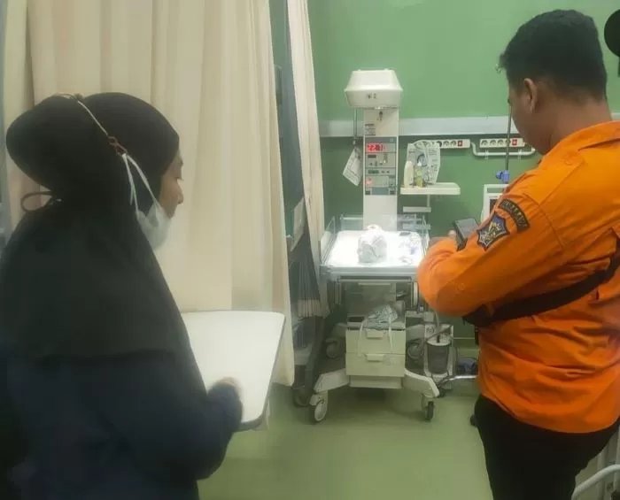 ayi laki-laki yang ditemukan warga di TPS Alas Malang telah diobservasi dan dirawat di RS BDH Surabaya. (IST) - Image