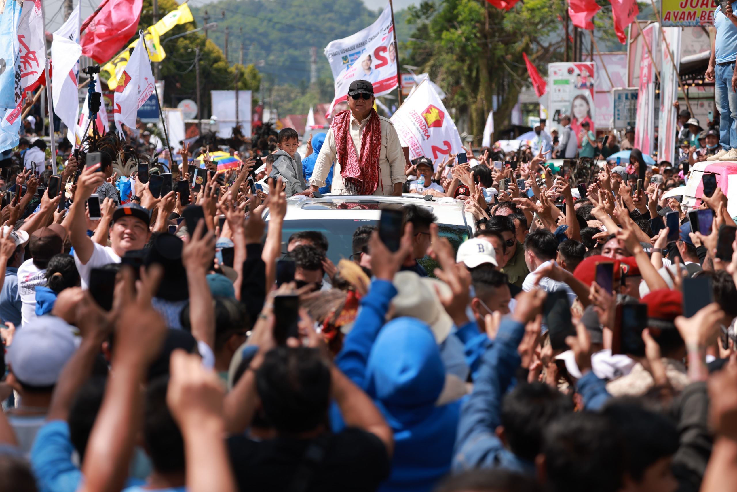 Calon presiden nomor urut 2, Prabowo Subianto menyapa puluhan ribu masyarakat Sulawesi Utara dalam kunjungannya ke Langowan. (Istimewa) - Image