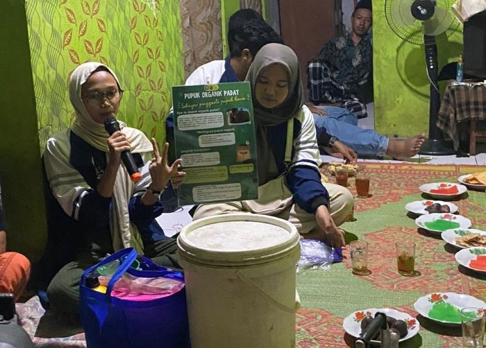 Mahasiswa KKN Undip Tim 1 2023/2024 saat demo pembuatan pupuk organik padat berbahan dasar limbah rumah tangga di Desa Wonosari, Kecamatan Karanganyar, Kabupaten Pekalongan. - Image