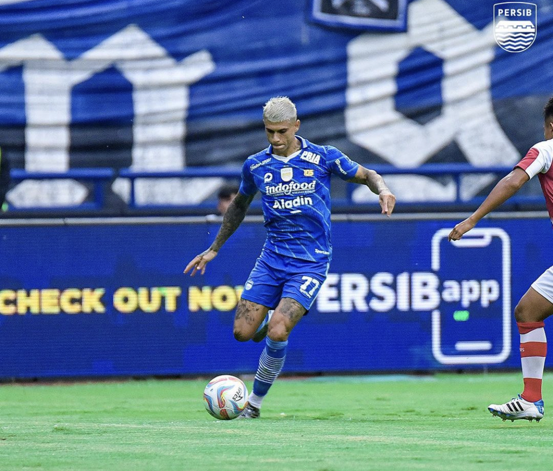 Ciro Alves dalam laga Persib Bandung kontra Persis Solo di Stadion Gelora Bandung Lautan Api. - Image