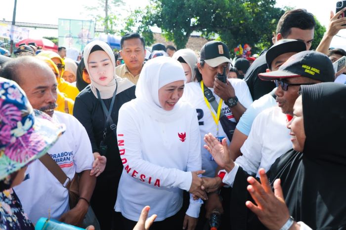 Gubernur Jatim Khofifah Indar Parawansa bersama masyarakat Banyuwangi mengikuti jalan sehat, Minggu (4/2). - Image