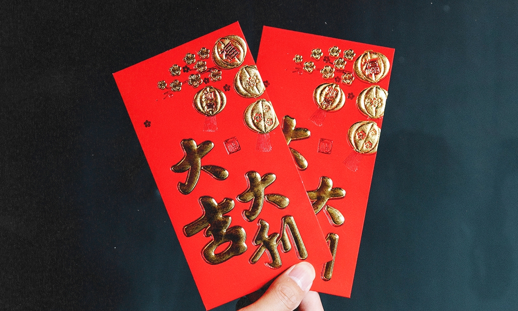 Amplop merah berisi angpao di tradisi Tahun Baru Imlek. - Image
