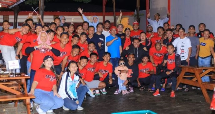 KOMPAK: Pemain dan ofisial Deltras Sidoarjo kumpul bareng sebelum momen perpisahan. (Radar Sidoarjo) - Image