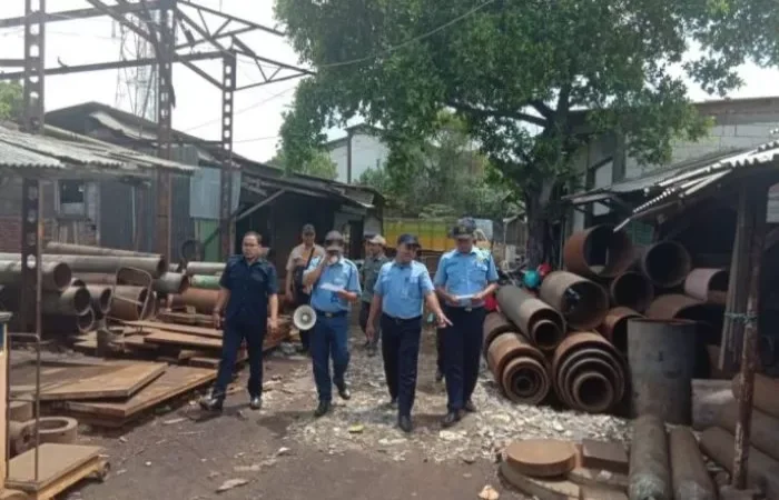 Pegawai PD Pasar Surya saat melakukan sosialisasi Buku Pemakaian Hak Tempat Usaha (BPHTU) yang di Pasar Dupak Rukun. (IST) - Image