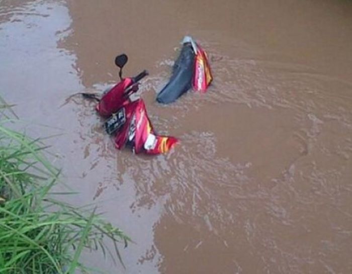 Pengendara Motor asal Surabaya meninggal akibat ngantuk dan tercebur ke sungai di Sidoarjo. (Dok Radar Sidoarjo) - Image