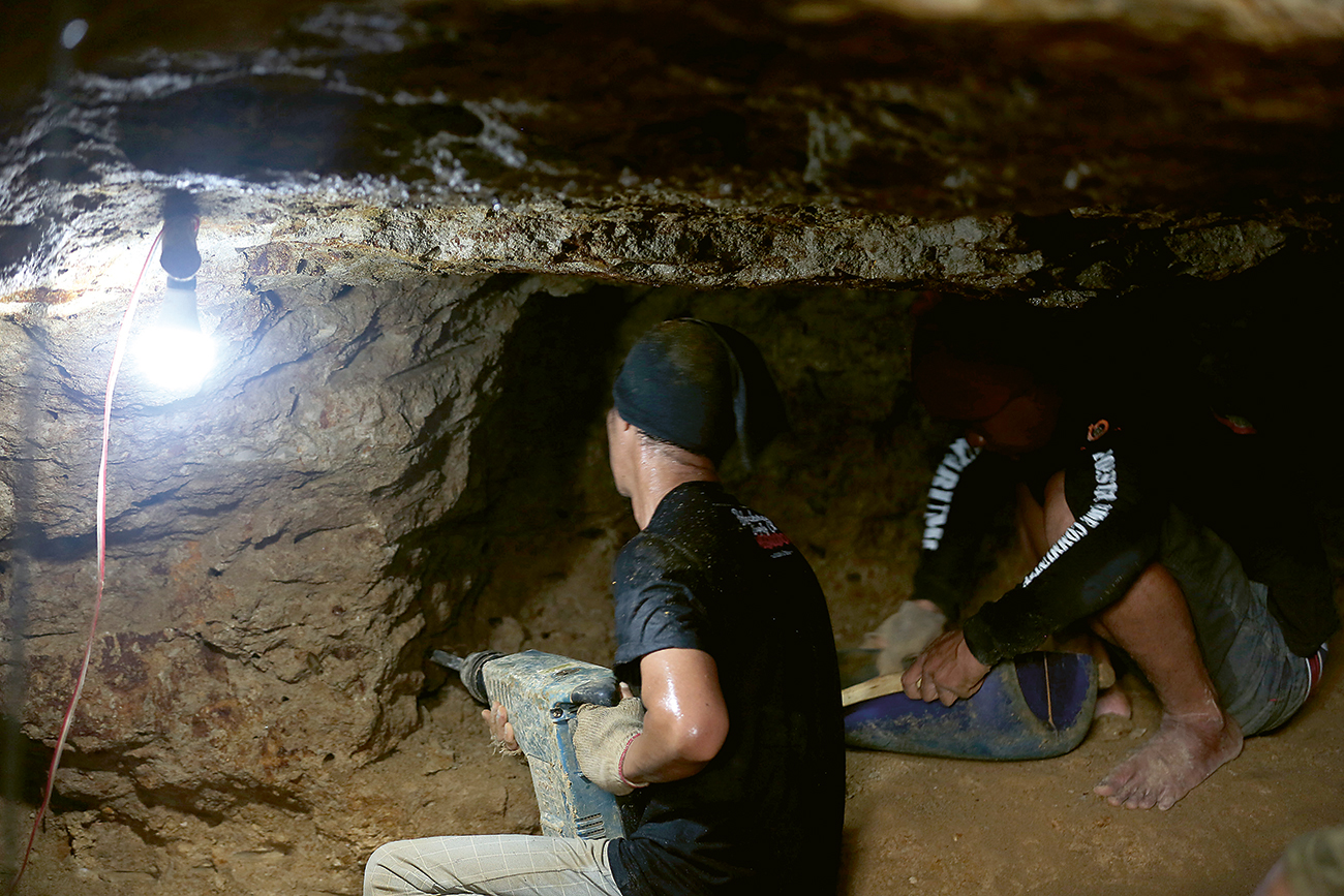 JEJAK HEWAN PURBA: Warga mencari fosil gigi megalodon dengan menggali dan melubangi tanah di perbukitan Surade, Sukabumi (1/2). - Image