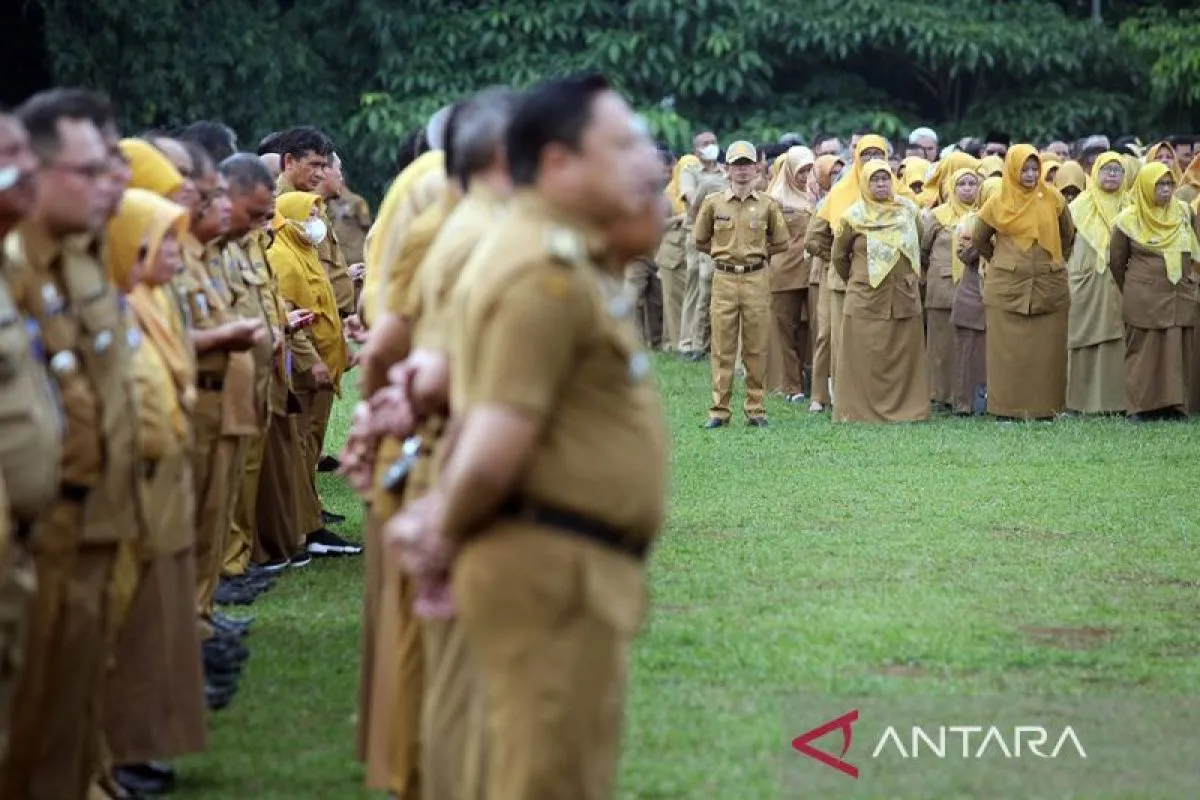 Kemenkeu umumkan kenaikan gaji gaji pensiunan 2024./ANTARA FOTO/Yulius Satria Wijaya/tom/am. - Image
