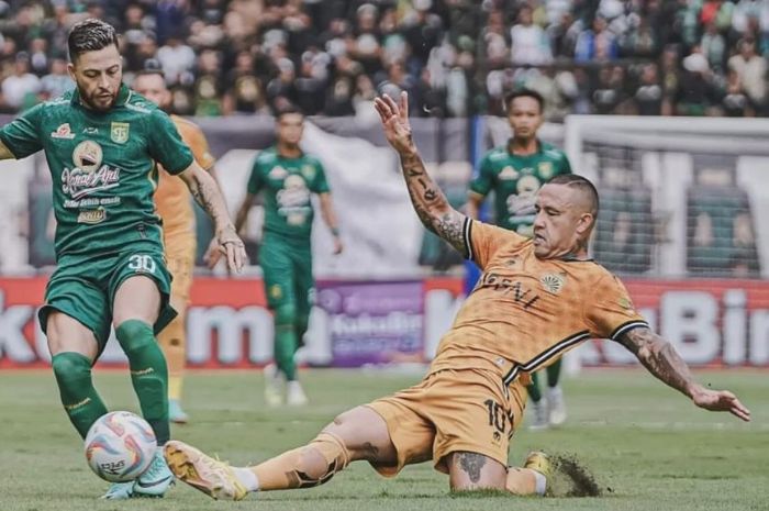 KECEWA: Aksi Radja Nainggolan ketika berduel dengan gelandang Persebaya Surabaya, Robson Duarte. (Instagram Radja Nainggolan) - Image