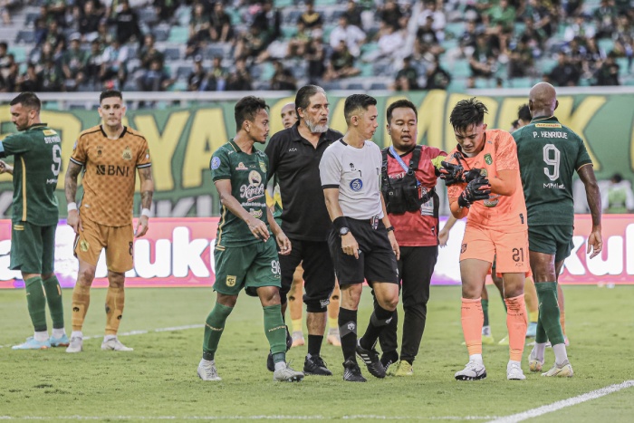 CEDERA LAGI: Ernando Ari saat mendapat perawatan medis usai mengalami cedera pada laga melawan Bhayangkara FC. (Persebaya) - Image