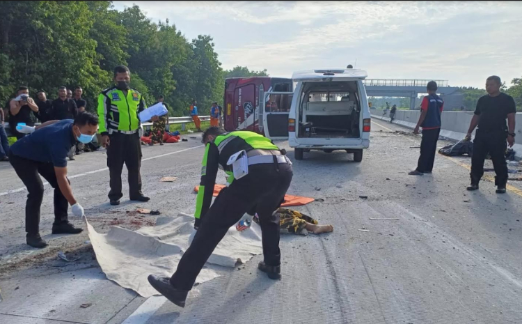 Rombongan Satgas Hanura kecelakaan di Jalan Tol Solo - Ngawi pukul 07.05 Minggu pagi (4/2)./(ASEP SYAEFUL BACHRI/JAWA POS RADAR NGAWI) - Image