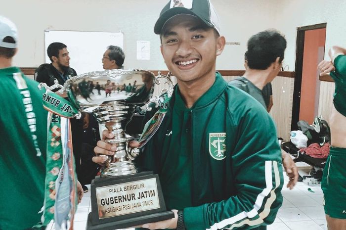 JADI PEMAIN TERMAHAL: Hambali Tholib ketika merayakan juara Piala Gubernur Jawa Timur 2020 dan pernah jadi pemain termahal dalam sejarah Persebaya Surabaya. (Instagram Hambali Tholib) - Image