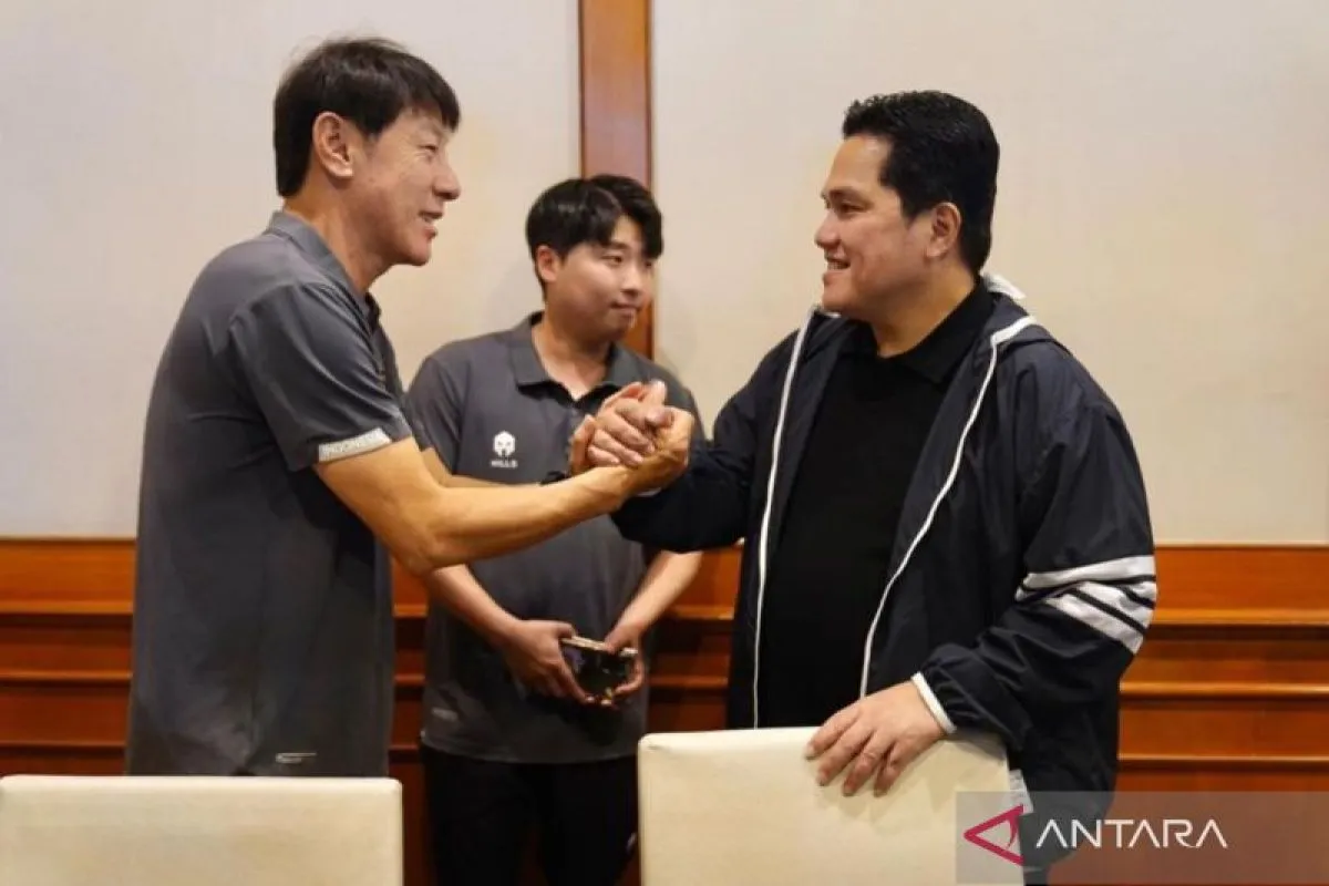Shin Tae Yong dan Ketum PSSI, Erick Thohir menjawab rumor akan melatih negara lain./ANTARA FOTO/HO/PSSI/aww. - Image