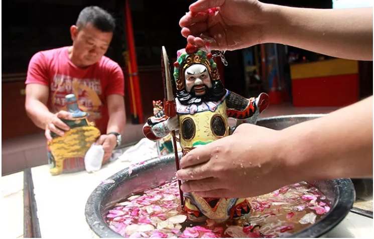 Warga Tionghoa saat mencuci rupang atau patung dewa dewi. Ritual dilakukan dalam rangka menyambut perayaan Tahun Baru Imlek yang jatuh 10 Februari 2024. - Image