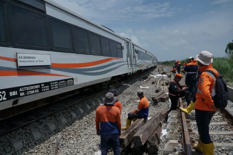 KA Sembrani tujuan Semarang-Jakarta melintas di jalur yang telah selesai diperbaiki akibat banjir di Grobogan, Selasa (6./2). (Antara/HO-KAI Daop Semarang) - Image