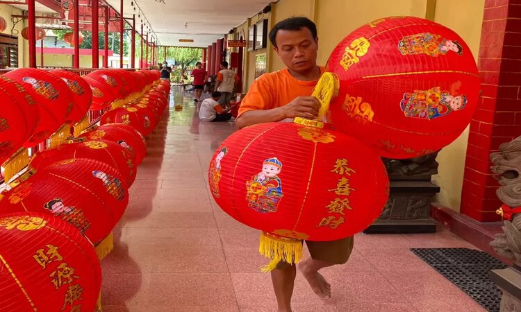 Puluhan lampion siap percantik Kelenteng Tjoe Tik Kiong Tulungagung saat tahun baru imlek 2024. (MATLAUL NGAINUL AZIZ/RADAR TULUNGAGUNG) - Image