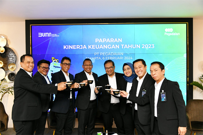 Direktur Utama PT Pegadaian, Damar Latri Setiawan (empat dari kiri) bersama jajaran direksi PT Pegadaian usai paparan kinerja keuangan di Kantor Pusat Pegadaian Jakarta, Selasa (6/2). - Image