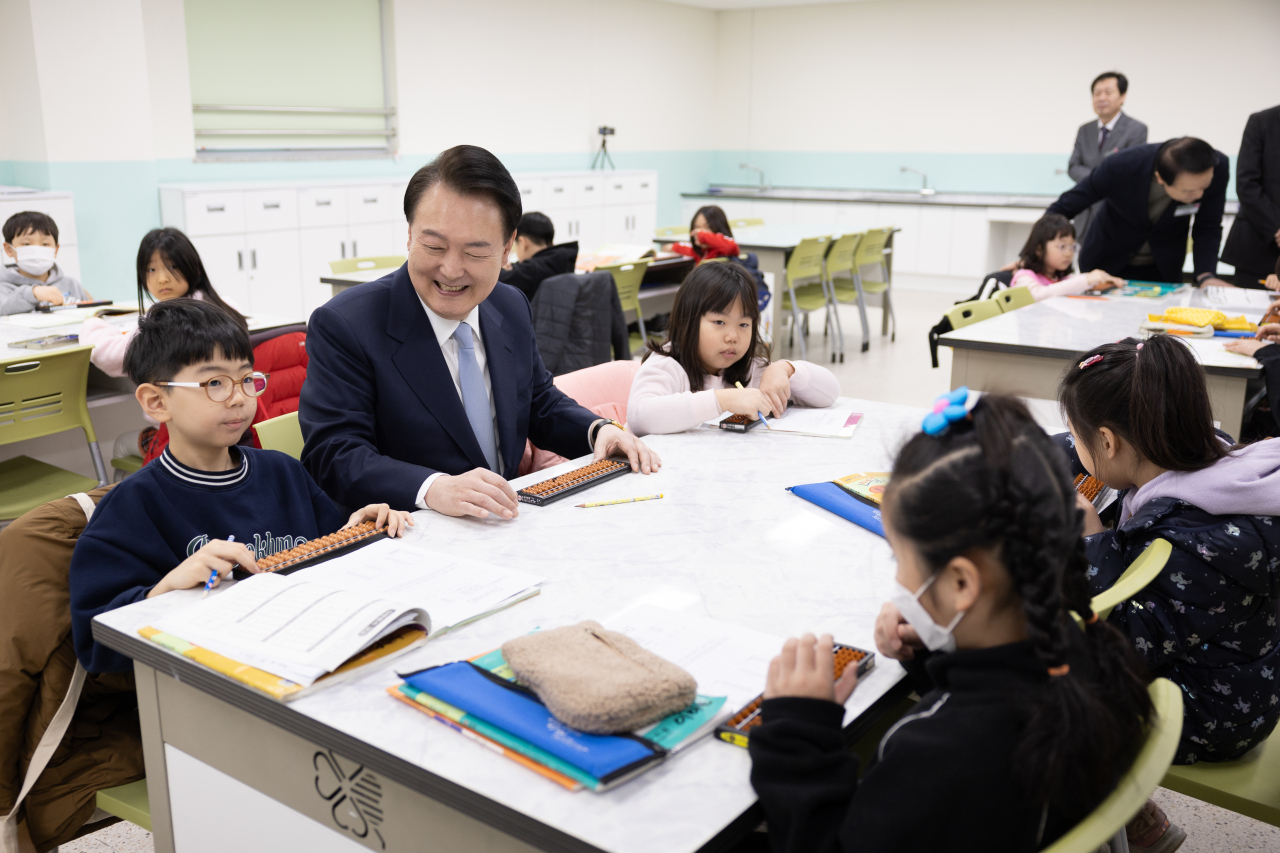 Presiden Yoon Suk Yeol mulai mensosialisasikan program Neulbom School./Kantor Kepresidenan Korea Selatan - Image