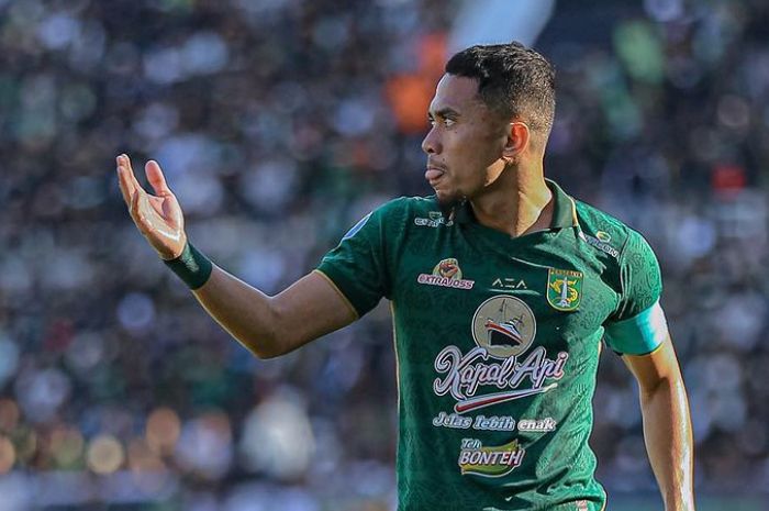 BERPOTENSI SANKSI: Reva Adi Utama berpotensi mendapatkan sanksi tambahan karena tidak segera pergi ke ruang ganti setelah mendapatkan kartu merah di laga Persebaya Surabaya vs Bhayangkara FC. - Image