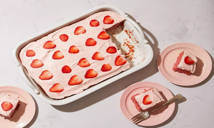 Kue strawberry dengan frosting keju. (sumber: GRANT WEBSTER) - Image