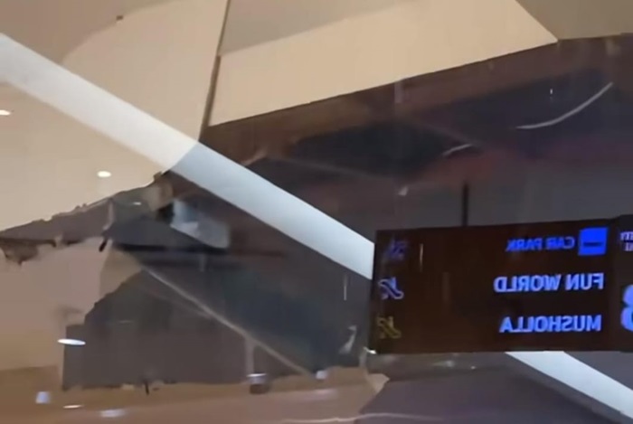 Kondisi atap jebol XXI Pakuwon Mal City Surabaya. - Image