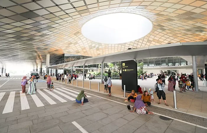 WISATA BARU: Warga berkunjung ke area luar terminal penumpang Bandara Internasional Dhoho Kediri. Cukup membayar parkir, mereka bisa bersantai di kompleks bangunan senilai triliunan rupiah itu. - Image
