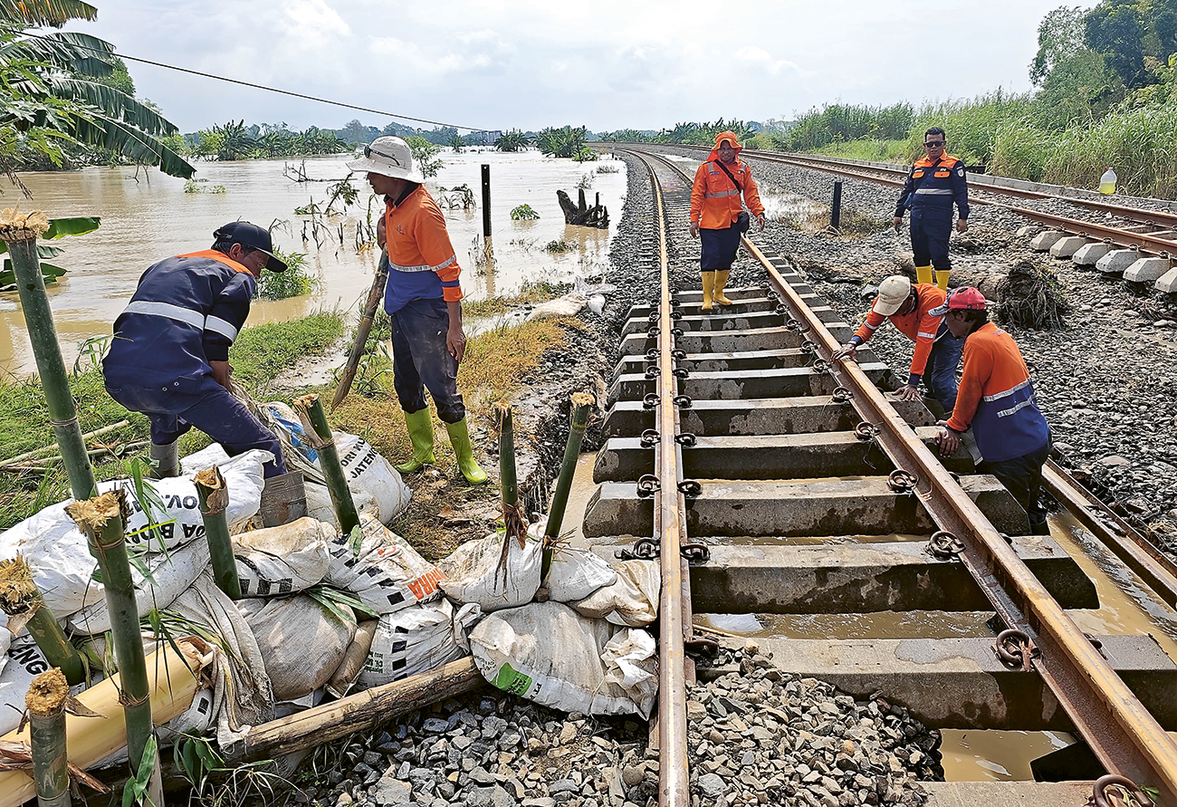 DAMPAK AIR BAH: Petugas memperbaiki rel di antara Stasiun Gubug-Karangjati, Grobongan, tepatnya di Km 3-5/7 lintas Semarang-Surabaya, Selasa (6/2). - Image