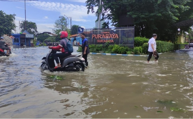 Permasalahan banjir di Terminal Purabaya, Humas meminta maaf./Radar Sidoarjo - Image