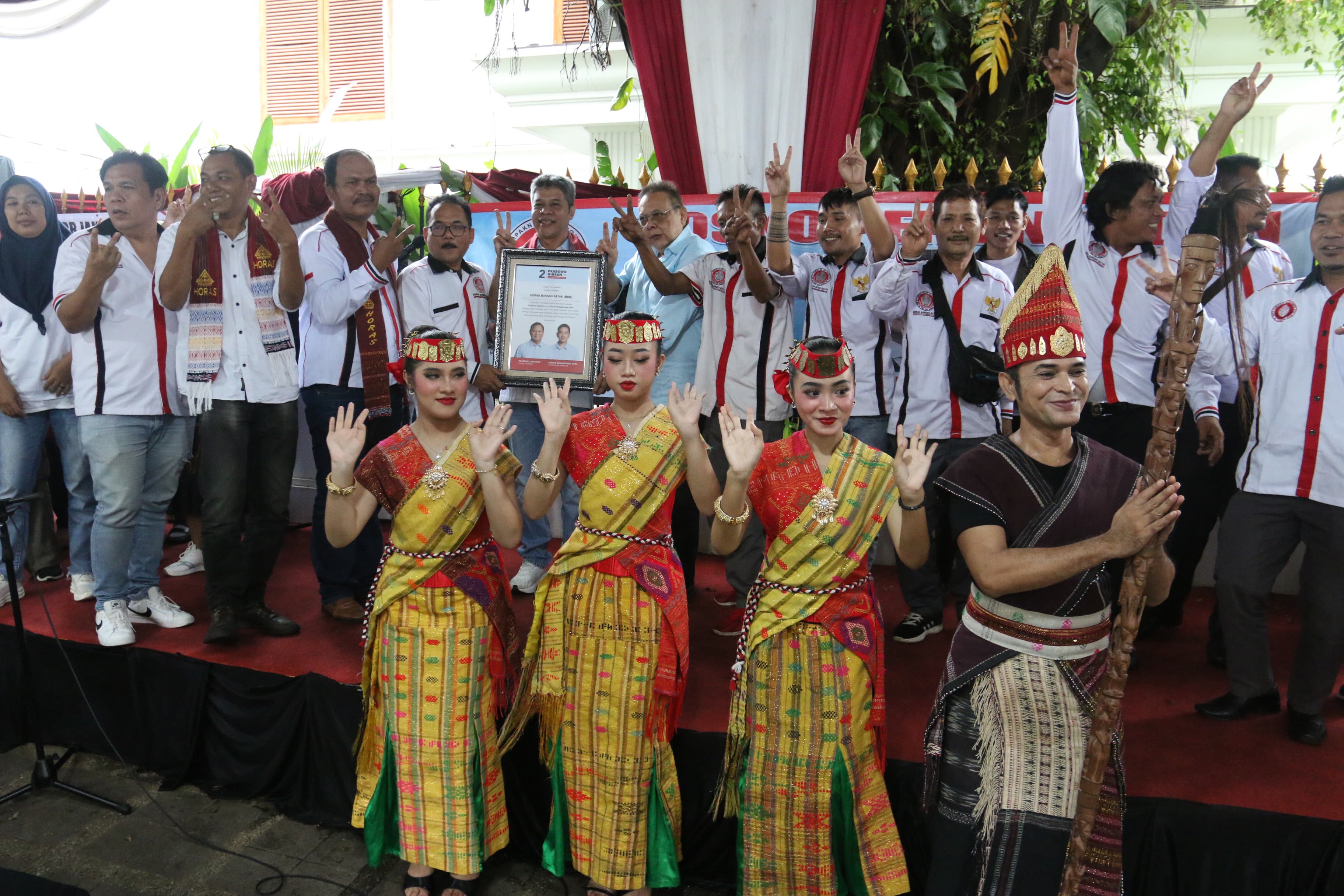 Tim Kampanye Nasional (TKN) Prabowo Subianto-Gibran Rakabuming Raka menerima deklarasi dukungan dari relawan Horas Bangso Batak (HBB). - Image