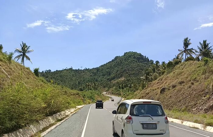 Kendaraan melintasi JLS kawasan Trenggalek. (zaki jazai/radar trenggalek) - Image