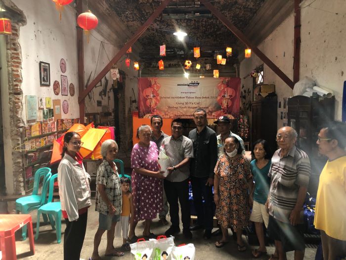 Asosiasi Muda Jawa Timur saat berbagi kasih di Kampung Pecinan, Tambak Bayan, Surabaya. - Image