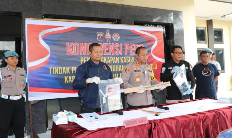 Polres Penajam Paser Utara (PPU) gelar konferensi pers pengungkapan kasus pembunuhan terhadap 5 orang yang merupakan satu keluarga di Desa Babulu Laut (sekunder 8), Kecamatan Babulu, Kabupaten PPU. - Image