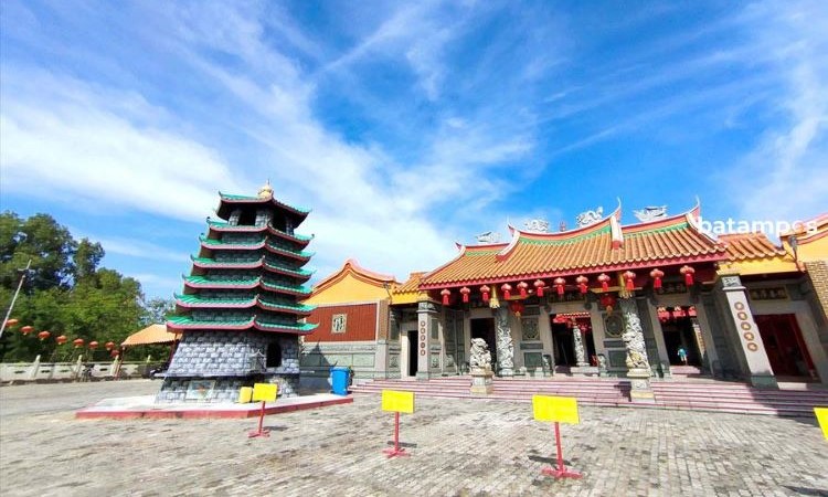 Vihara Yayasan Hock An Kion di Batam Center berhias menyambut tahun baru Imlek. (Jawapos.com) - Image
