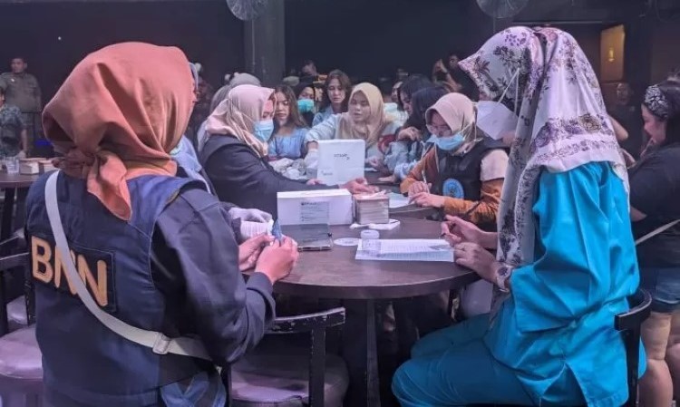 TES: BNNK Surabaya rutin menggelar Razia bersama aparat terkait untuk meminimalisir peredaran narkoba di Kota Pahlawan. (M. MAHRUS/RADAR SURABAYA) - Image